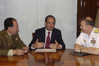 El general Félix Sanz, el ministro José Bono y el almirante Edmund F. Giambastiani.