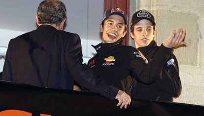 El piloto español Marc Márquez, en el centro, campeón mundial de Moto2, acompañado por su hermano Alex, en el homenaje que le han tributado en Cervera.