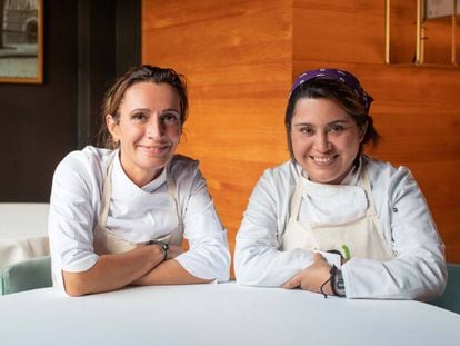 La chef Begoña Rodrigo con Ángela, una refugiada mexicana en España. Reunidas por CEAR han cocinado el típico mole 