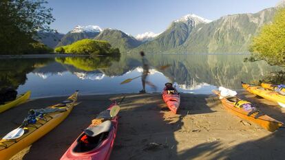 Kayaks en el lago Yelcho, de origen glaciar, en la región chilena de Los Lagos.