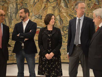 De izquierda a derecha de la imagen, Mikel Legarda, Iñigo Urrutia, Arantxa Elizondo, Alberto López Basaguren, y Jaime Ignacio del Burgo.
