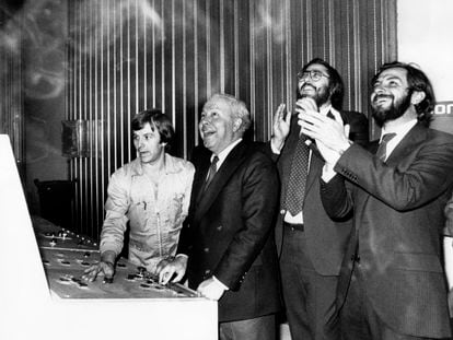 Inauguración de la edición catalana de EL PAÍS en el polígono de la Zona Franca de Barcelona. De derecha a izquierda, Juan Luis Cebrián, Antonio Franco y Jesús de Polanco.