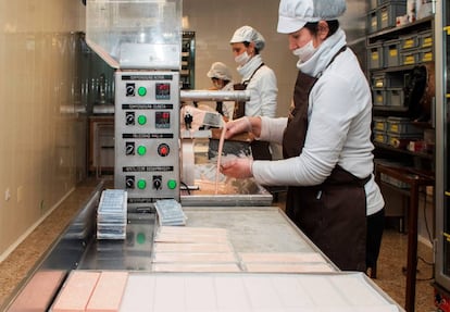 La emprendedora rural Isabel Félez, junto a dos de sus trabajadoras en su fábrica de chocolates artesanos en Alcorisa, un pequeño pueblo de Teruel.