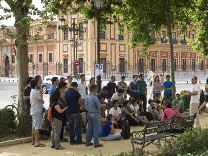 El profesor de Psicolog&iacute;a Vicente Manzano imparte una clase en los jardines del Cristina de Sevilla. 