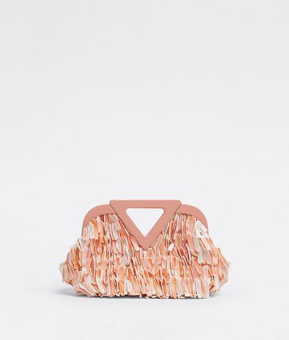 Bottega Veneta evoca las vacaciones en la playa con su última colección, un ejemplo de ello es este bolso en tonos salmón confeccionado a partir de conchas. Precio: 4.800 euros.