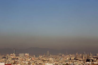 Una nube de poluci&oacute;n cubre Barcelona.