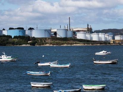 Vista de los depósitos de gas de la gasificadora de Ferrol.