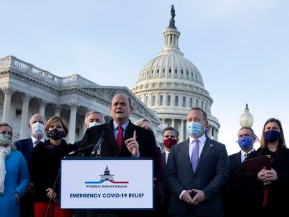 Miembros del Congreso de EE UU en una rueda de prensa en apoyo al último paquete de estímulo, la semana pasada.