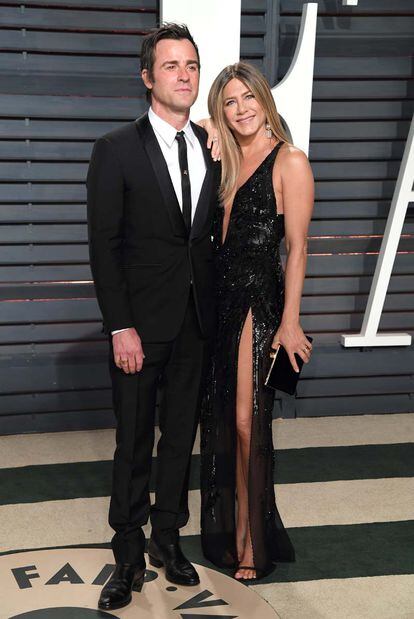 Justin Theroux y Jennifer Aniston. La actriz apostó por un escotado diseño de costura de Versace.