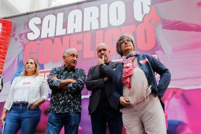 De izquierda a derecha, Marina Prieto, secretaria general de UGT en Madrid; Pepe Álvarez, líder de UGT; Unai Sordo, secretario general de CC OO; y Paloma López, líder de CC OO en Madrid, este viernes en una protesta frente a la sede de la CEOE en Madrid.