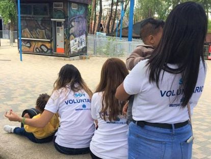 Voluntarias universitarias participan en una acción solidaria promovida por la Fundación Mutua Madrileña.