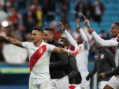 Los jugadores de Perú celebran la clasificación a la final. 