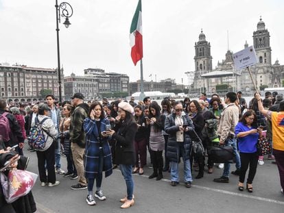 Decenas de personas reunidas en el Zócalo capitalino tras un sismo, el pasado 6 de octubre.