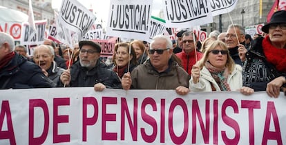 Cabecera de la manifestación por la subida de las pensiones en Madrid.
