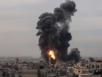 Varias columnas de humo se elevan entre los edificios de Rafah, al sur de la Franja, tras ataques israelíes este miércoles.