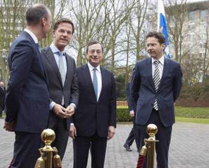 El primer ministro holandés, Mark Rutte (2º izq), charla con el presidente del Banco Central de Holanda, Klaas Knot (izq), el ministro de Finanzas holandés, Jeroen Dijsselbloem (der), y el presidente del Banco Central Europeo, Mario Draghi (2º der), en la residencia oficial Catshuis de La Haya, en Holanda.