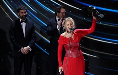 Rigoberta Bandini alza el galardón a mejor canción original con 'Yo solo quiero amor'.