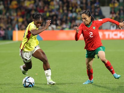 Linda Caicedo encara en el partido de Colombia contra Marruecos, por el Mundial de Fútbol 2023.