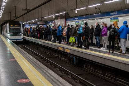 Decenas de pasajeros en uno de los andenes del metro de Madrid, el martes.