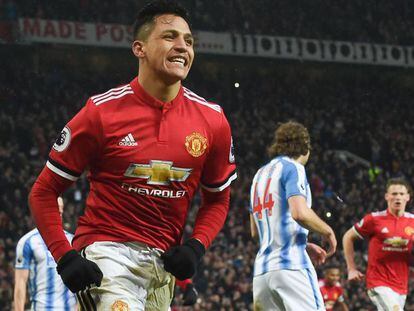 Alexis Sánchez celebra un gol durante un partido entre el Manchester United y el Huddersfield Town en el estadio Old Trafford.