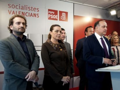 Joan Calabuig y los concejales socialistas, este miércoles, en la sede del PSPV.