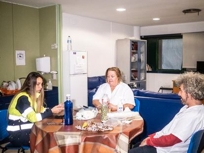 De izquierda a derecha, la enfermera Carla Montero, la doctora Inmaculada Plaza y el celador Carlos Blas cenan en la sala de reuniones del Punto de Atención Continuada de García Noblejas, el pasado jueves.