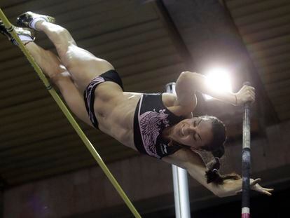 Isinbayeva durante los certamen atlético en pista cubierta Invierno Ruso.