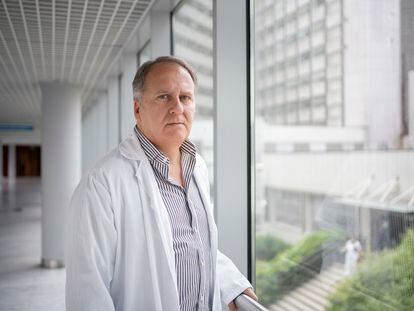 Javier de Castro, jefe de Oncología Médica del Hospital Universitario de La Paz, fotografiado en el hospital, en Madrid.