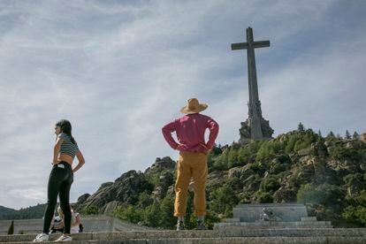 Dos visitantes paseaban por el Valle de los Caídos, en octubre de 2019.