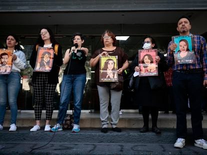 Familiares, amigos y activistas protestan por el multihomicidio del caso Narvarte en la Fiscalía General de Justicia de la Ciudad de México.