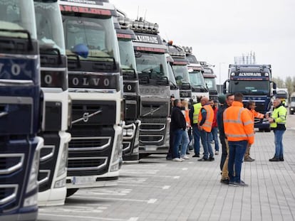 Camiones estacionados en las inmediaciones del estadio Wanda Metropolitano, en Madrid, en protesta contra los precios del gasoil. 