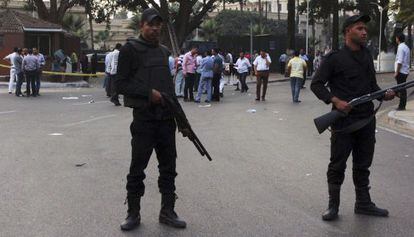 Fuerzas de seguridad egipcias vigilan la universidad de El Cairo.