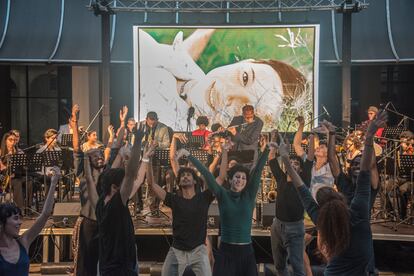 Concierto en el Museo de Bellas Artes al finalizar el taller, con la improvisación de bailarines del grupo Malpaso.