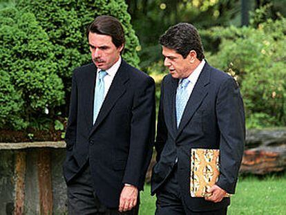 José María Aznar y el ministro de Defensa, Federico Trillo-Figueroa, ayer en La Moncloa.