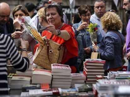 Una dona comprant en una parada de llibres de la Rambla per Sant Jordi.