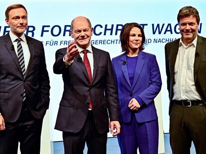 Christian Lindner (liberales), Olaf Scholz (SPD) y Annalena Baerbock junto a Robert Habeck (verdes), este miércoles en Berlín.