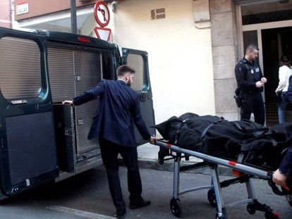 Traslado del cadáver de la mujer hallada muerta este pasado lunes en Gijón.