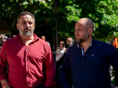 El líder de VOX, Santiago Abascal, a la izquierda, con el secretario general de Solidaridad, Rodrigo Alonso, durante el mitin de este 1 de mayo en Madrid.