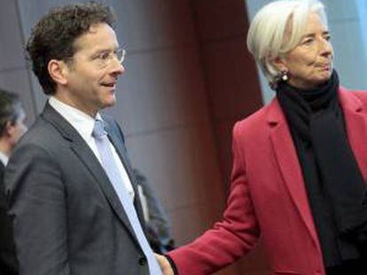 La directora del Fondo Monetario Internacional (FMI), la francesa Christine Lagarde, conversa con el presidente del Eurogrupo, el holandés Jeroen Dijsselbloem, durante la reunión de los ministros de Economía y Finanzas de la Unión Europea (Ecofin) en Bruselas, Bélgica, el 4 de marzo del 2013.