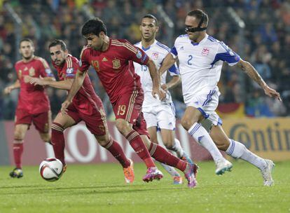 Diego Costa s'escapa de dos defenses del Luxemburg amb la pilota, amb Paco Alcácer al darrere.