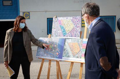 La vicealcaldesa Sandra Gómez y el ingeniero Miquel Barceló muestran los planos del polígono de Vara de Quart, en Valencia.