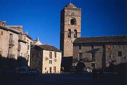 La iglesia de la Asunción de Aínsa (Huesca) data del siglo XII y su torre se utilizó también como atalaya de vigilancia.