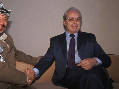 Yasser Arafat, primer presidente de la Autoridad Nacional Palestina y Javier Pérez de Cuellar, se saludan durante una reunión en Ginebra en 1990.
