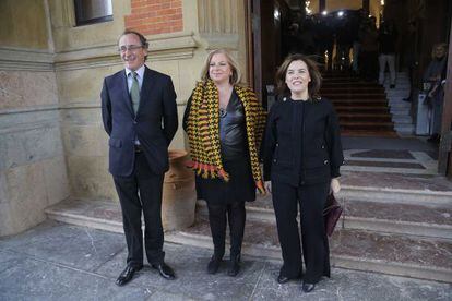 Soraya S&aacute;enz de Santamar&iacute;a y el ministro de Sanidad, Alfonso Alonso, flanquean a la presidenta de Covite, Consuelo Ord&oacute;&ntilde;ez, en la entrada del Palacio Miramar, en SanSebasti&aacute;n.