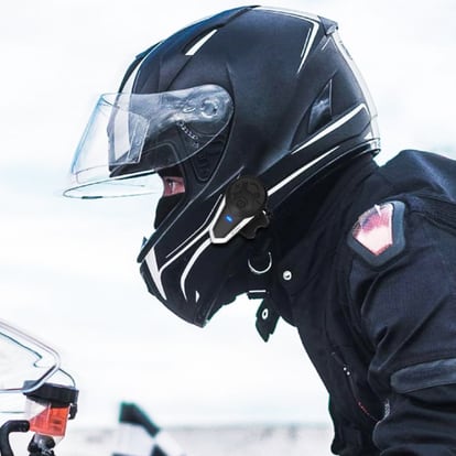 Artículo de EL PAÍS Escaparate que describe las funciones y ventajas de uso de un intercomunicador para casco de moto.