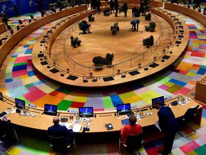 Panorámica de la sala donde se reunieron los líderes europeos, el 2 de octubre, para tratar sobre el reparto del fondo de recuperación. 