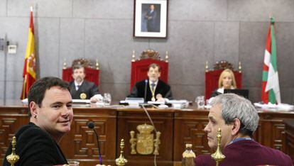 El presidente de Sortu, Hasier Arraiz (izquierda), ante el tribunal que lo juzga por pertenencia a ETA.