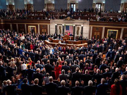 La líder demócrata Nancy Pelosi juramenta a representantes demócratas en el 116º Congreso estadounidense en el Capitolio, en Washington.