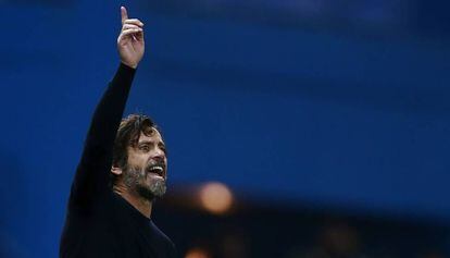 Sánchez Flores da instrucciones durante un partido de la Liga.