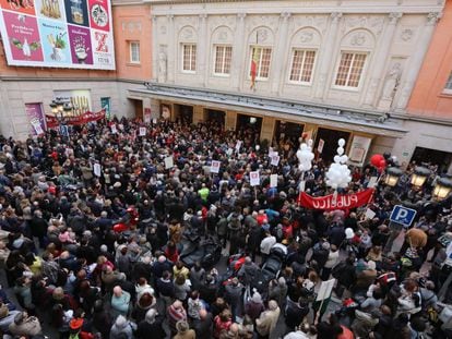 Concentración el pasado 15 de abril de los trabajadores del Teatro de la Zarzuela contra la fusión con el Teatro Real.